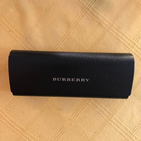 Burberry Other - Burberry eye glass magnetic snap case